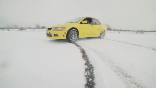 Wyścigowy samochód treningowy dryfuje po torze śnieżnym tor slow motion — Wideo stockowe