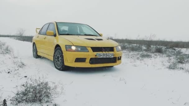 Racer training auto drift op de sneeuw rally track slow motion — Stockvideo