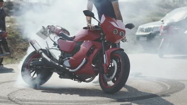 Piloto realiza acrobacias em uma motocicleta — Vídeo de Stock