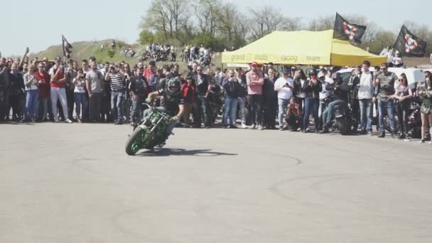 Jezdec provádí kaskadérské kousky na motorce — Stock video