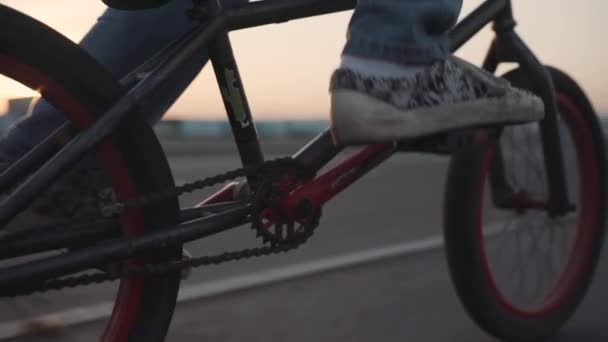 3.到了日落的时候，骑自行车的人就可以在户外骑自行车了 — 图库视频影像