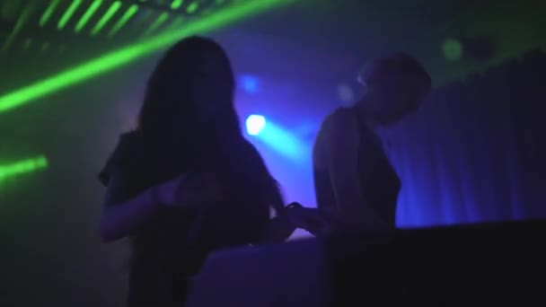 Dos mujeres dj reproducir la música en la consola de mezcla en el club nocturno — Vídeos de Stock