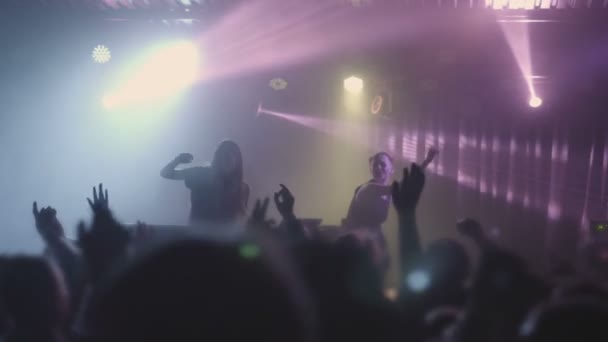 Két nő DJ zenél a mixer konzolon a nightclubban. — Stock videók