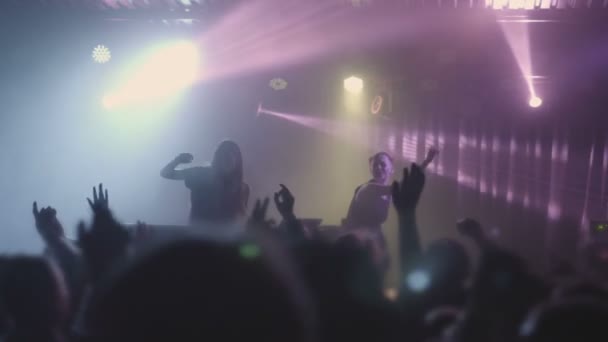 Дві жінки dj грають музику на мікшування консолі в нічному клубі. — стокове відео