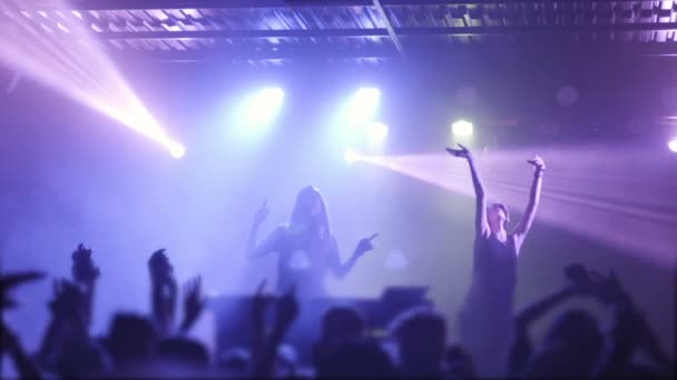 Дві жінки dj грають музику на мікшування консолі в нічному клубі. — стокове відео