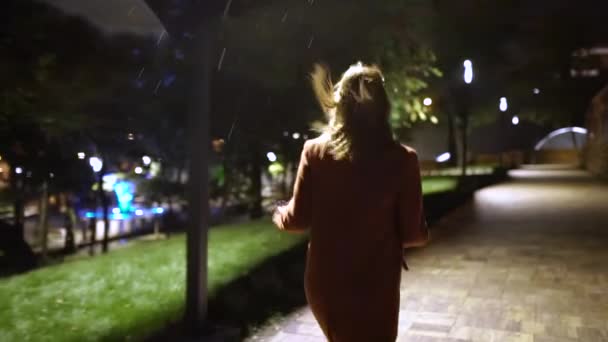 Frau läuft auf der Straße in Zeitlupe — Stockvideo