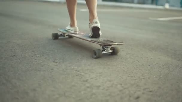 Νεαρή γυναίκα hipster ιππασία στο δρόμο για skateboard — Αρχείο Βίντεο