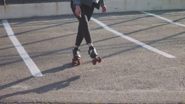 Young woman riding roller skating and dancing in the streets — Stock Video