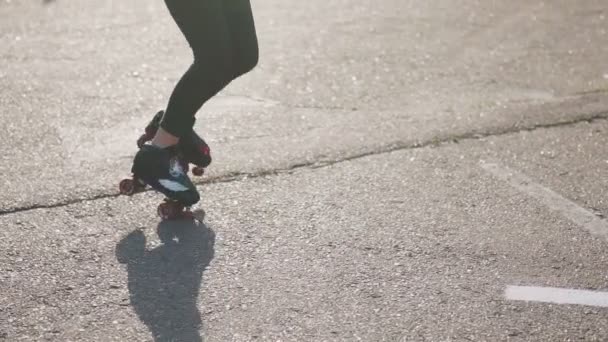 Ung kvinde ridning rulleskøjteløb og dans i gaderne – Stock-video