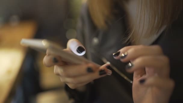 Close-up van jonge stijlvolle vrouw typen sms op smartphone — Stockvideo