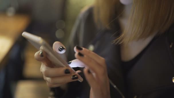 在智能手机上输入sms的年轻时尚女人的特写 — 图库视频影像