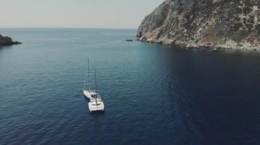 Ibiza es Vedra ve Vedranell adaları yakınlarındaki iki yatın hava görüntüsü.