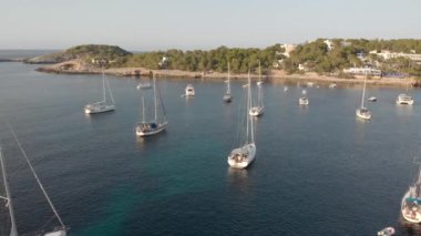 İbiza adasındaki bir körfezdeki birçok yatın havadan görüntüsü.
