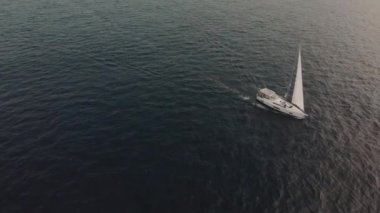 Okyanustaki yatın havadan görünüşü