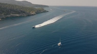 Kayalık adanın yakınındaki yatın havadan görünüşü