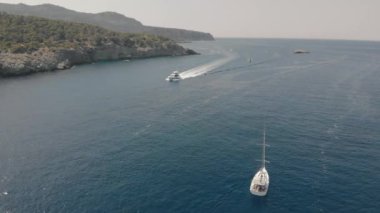Kayalık adanın yakınındaki yatın havadan görünüşü