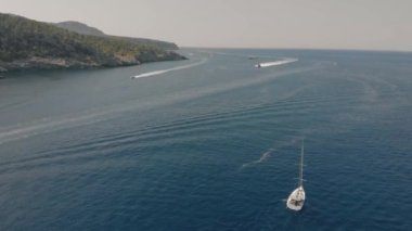 Kayalık adanın yakınındaki yatın havadan görünüşü