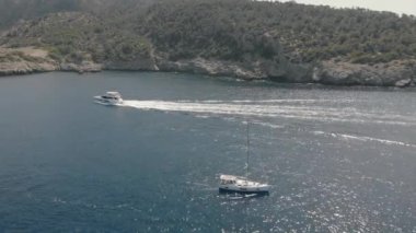 Kayalık adanın yakınındaki yatın havadan görünüşü