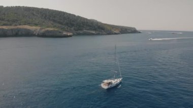 Kayalık adanın yakınındaki yatın havadan görünüşü