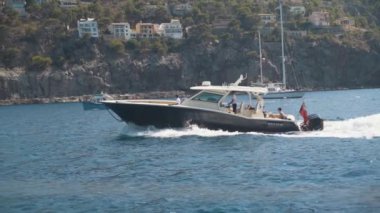 Balear adalarında insanlarla dolu bir tekne. Ağır çekim.