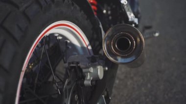 Caddedeki motosikletin yavaş çekim detaylarını kapat.