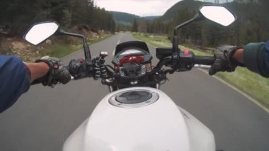 Motosikletliler güzel bir dağ yolunda gezerler.