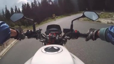 Motosikletliler güzel bir dağ yolunda gezerler.