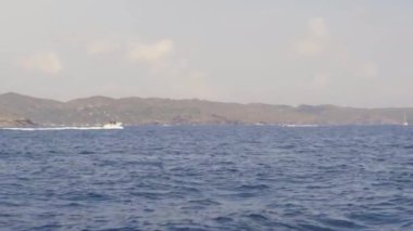 Akdeniz 'deki kayalık adanın yanında bir yat.