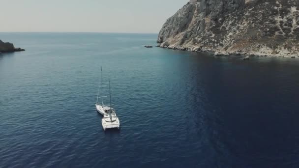 Luftaufnahme zweier Yachten in der Nähe der Inseln Ibiza es vedra und Vedranell — Stockvideo