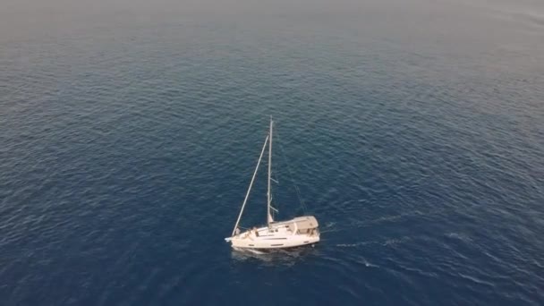 Okyanustaki yatın havadan görünüşü — Stok video