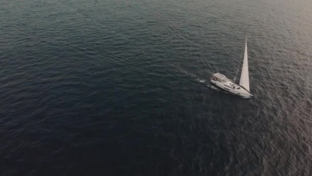 대양에 떠 있는 요트의 항공 사진 — 비디오