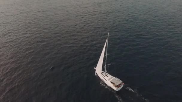 Вид с воздуха на яхту в океане — стоковое видео