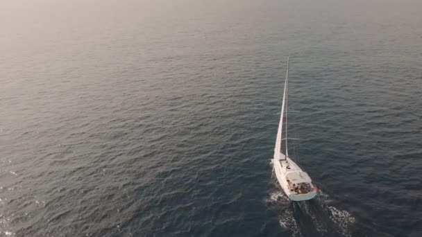 Vista aérea do iate no oceano — Vídeo de Stock