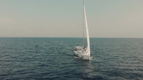 Aerial view of yacht in ocean — Stock Video