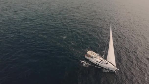 Vista aérea del yate en el océano — Vídeo de stock