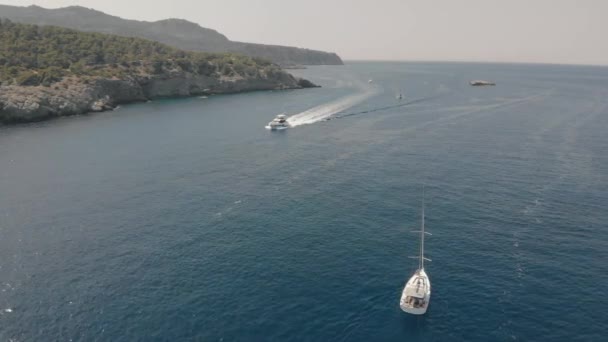 vue aérienne du yacht près de l'île rocheuse 