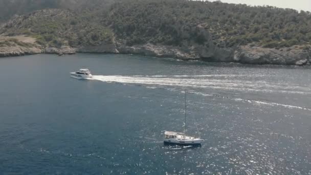 Vista aérea del yate cerca de la isla rocosa — Vídeos de Stock