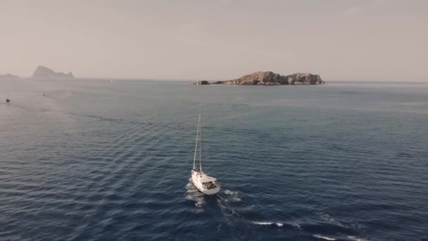 vue aérienne du yacht près de l'île rocheuse 