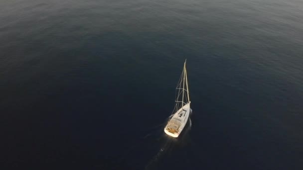 Vue aérienne du yacht près de l'île rocheuse — Video