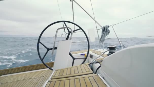 Pilota automatico su uno yacht a vela comandi autopilota elettronici — Video Stock