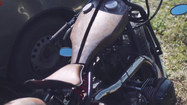Красивий нестандартний мотоцикл на вулиці — стокове відео