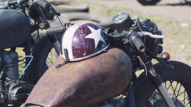 Schöne benutzerdefinierte Motorrad auf der Straße — Stockvideo