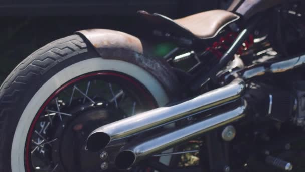 Schöne benutzerdefinierte Motorrad auf der Straße — Stockvideo