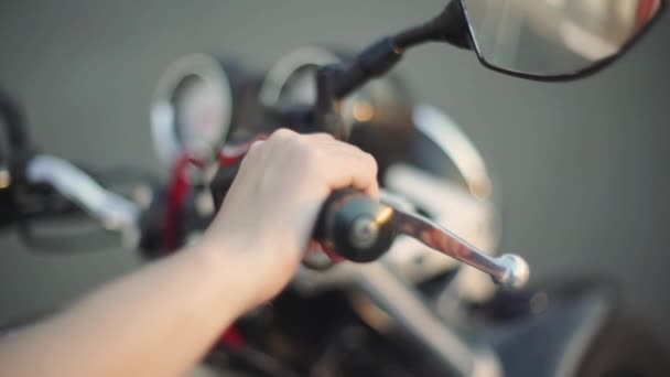 fermer les mains féminines sur une moto 