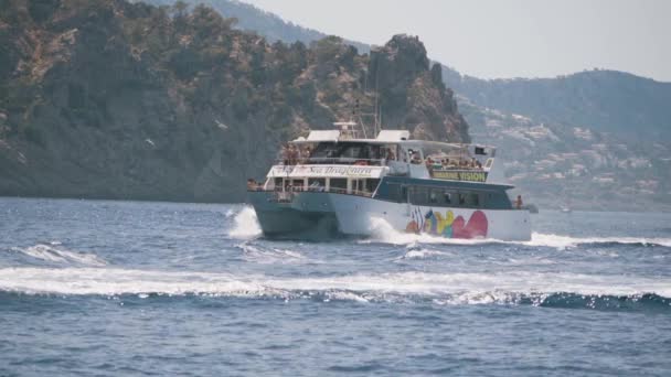 Barco com pessoas nas ilhas baleares câmera lenta — Vídeo de Stock