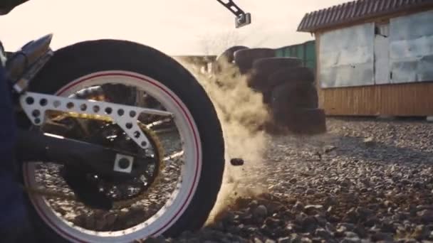 Motociclista fazendo burnout pneu no deserto câmera lenta — Vídeo de Stock