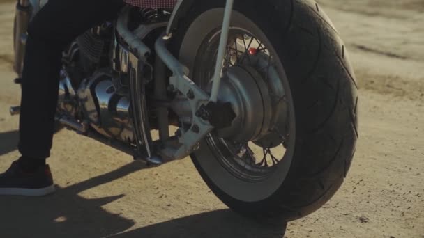 Motociclista haciendo burnout neumático en el desierto cámara lenta — Vídeo de stock