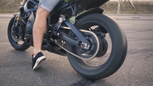 Motociclista deriva y se enciende una motocicleta — Vídeos de Stock