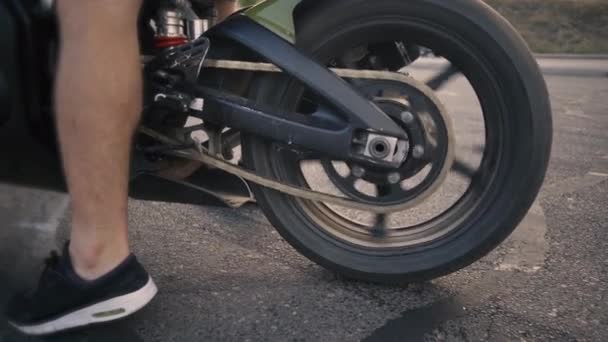 Мотоциклист дрейфует и включает мотоцикл — стоковое видео
