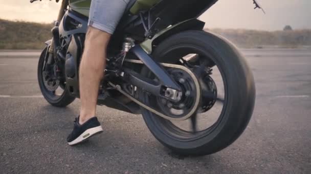 Motorradfahrer driftet und wendet auf Motorrad — Stockvideo